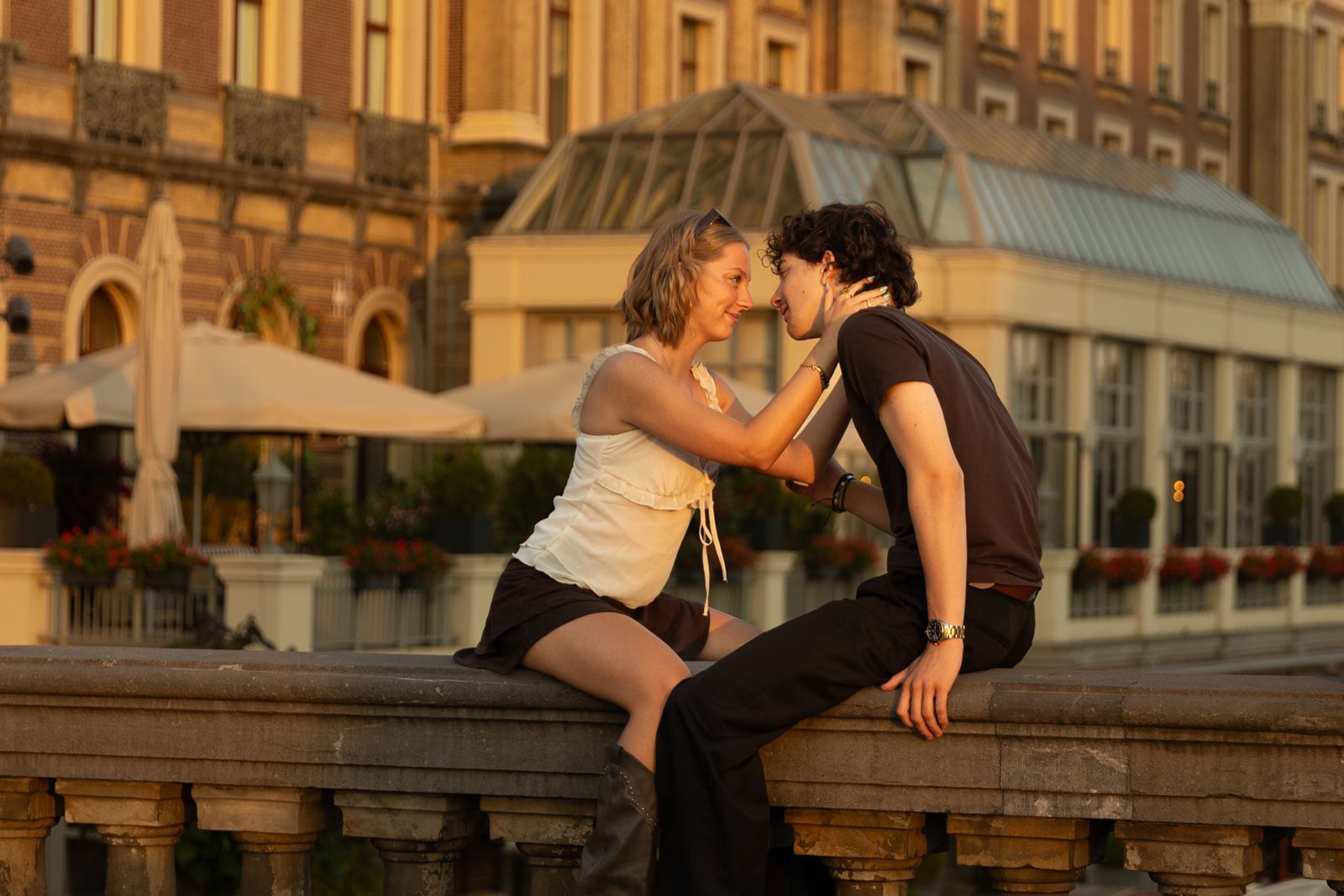 Couple sitting together in Amsterdam at golden hour during a romantic couples photography session