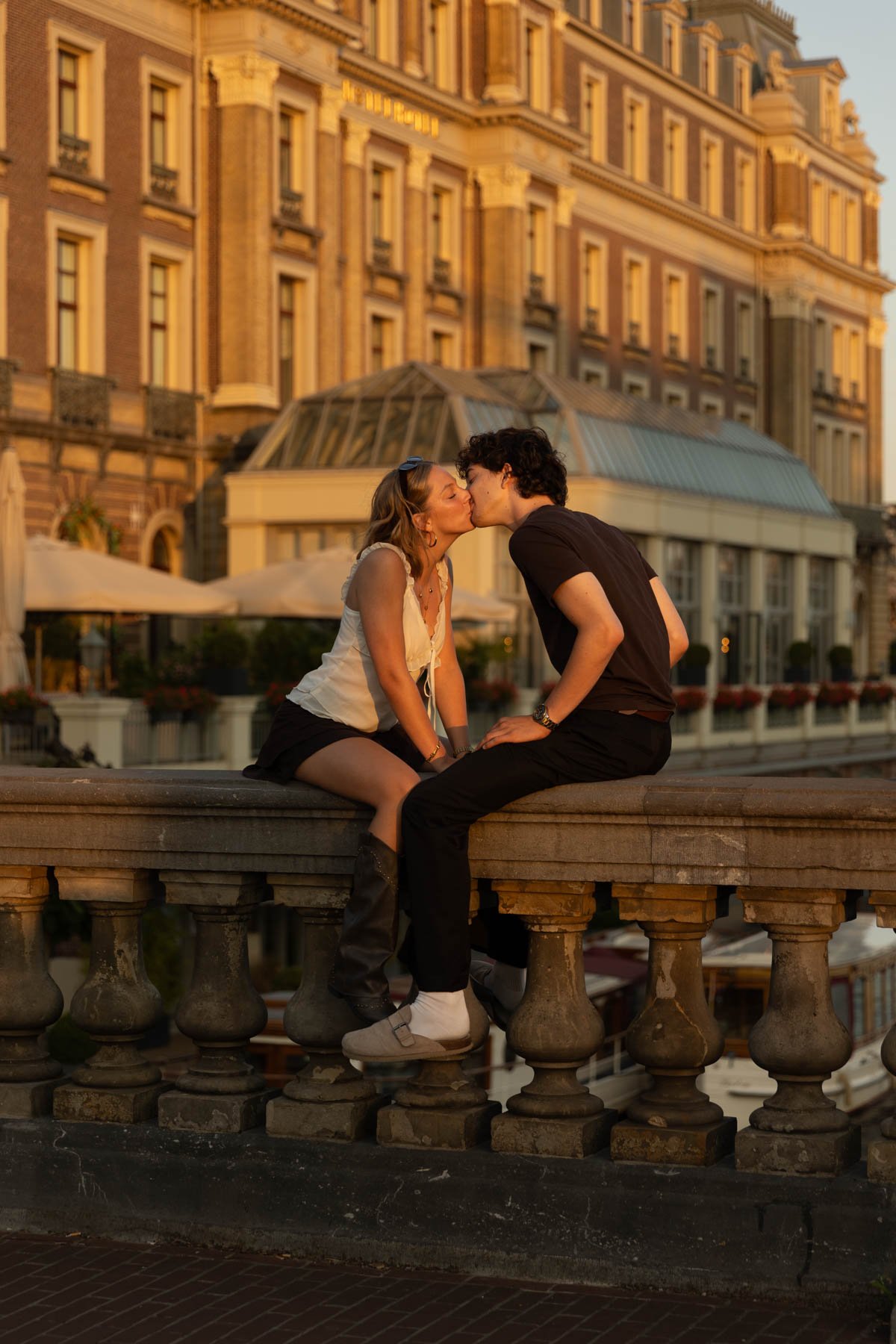 Couple kissing in Amsterdam at golden hour during a couples photography session